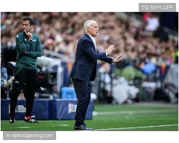 特写镜头:看台上法国队主帅德尚密切关注摩纳哥队中场新星表现 特写镜头:看台上法国队主帅德尚密切关注摩纳哥队中场新星表现